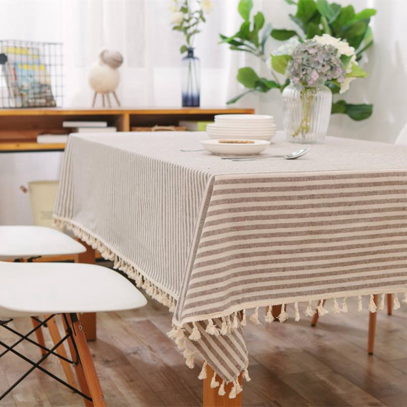 Taplak Meja Desain Garis Simpel dengan Hiasan Rumbai Taplak Meja Desain Garis Simpel dengan Hiasan Rumbai