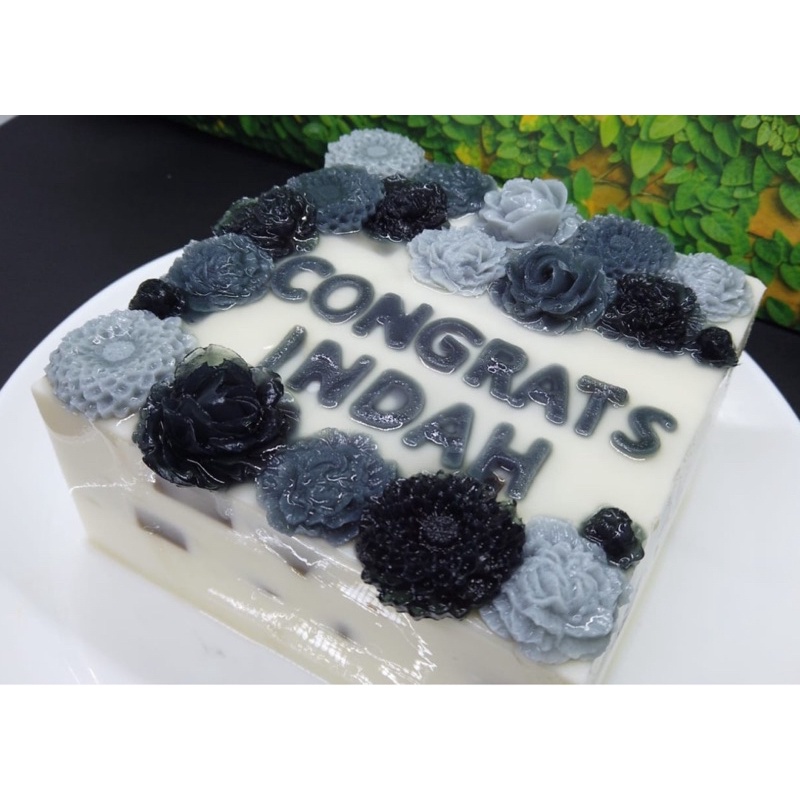 

Pudding Monokrom Bunga Hias