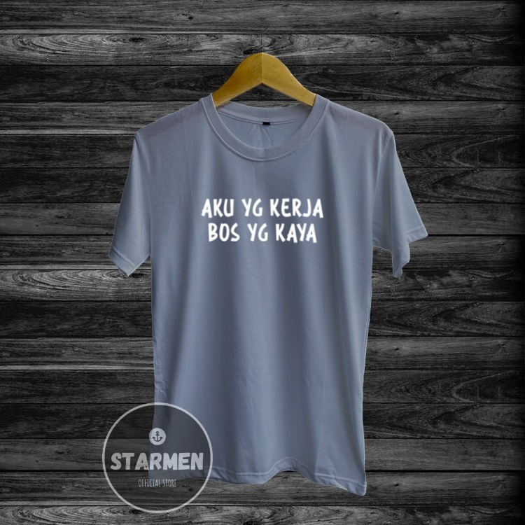 Kaos Distro Pria T-Shirt Motif Kata Kata AKU YANG KERJA BOS YANG KAYA