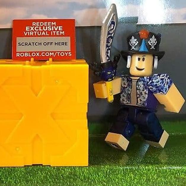 Roblox Action Figure Surprise Mystery Box Gold Blind Bag - redeem roblox mystery box codes