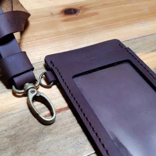 

ID CARD HOLDER KULIT COSTUM NAMA & LOGO INSTANSI NAME TAG KULIT ASLI