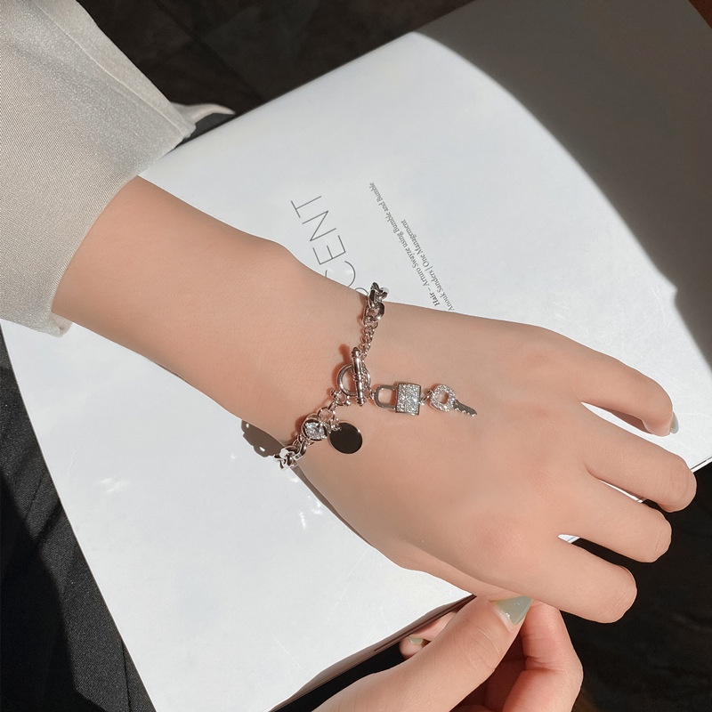 Korea ins pribadi niche desain gelang sederhana besi tahan karat berlian kunci liontin fashion all-m