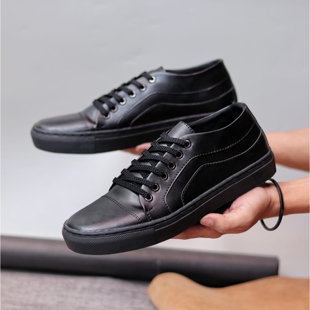 BOAS Sepatu Kasual Sneakers Pria Hitam Tali Trendy Kekinian Simple Murah Anti Slip