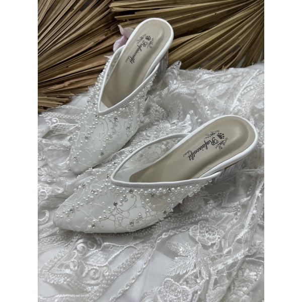 sepatu Rafaizoutfit model Yesika sepatu wedding putih 5cm kaca