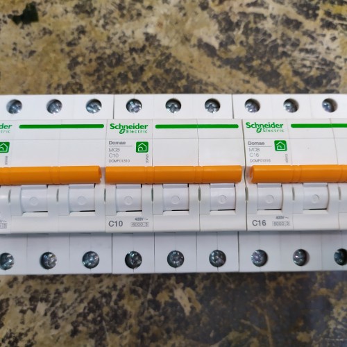 PERTUKANGAN PERLENGKAPAN LISTRIK MCB SCHNEIDER DOMAE 16A 3PHASE