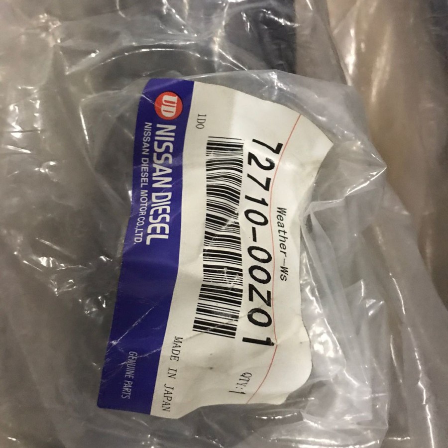 karet kaca depan nissan cwb 520 original