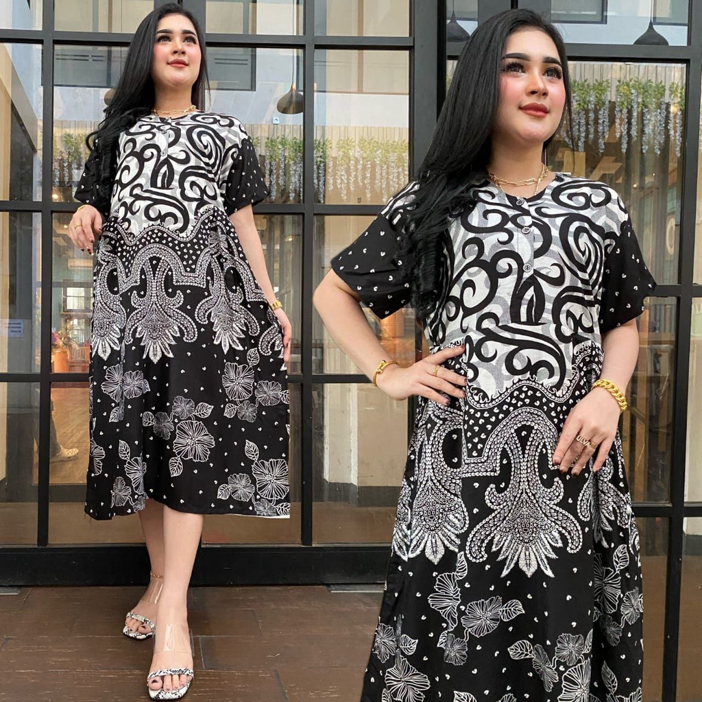 Daster Chibi Terbaru Hitam Putih ( Harga Promo Termurah ) Motif Bunga Monocrome Panjang bawah lutut Rayon Grade A ada 3 kancing depan ( busui friendly ) Lengan Pendek - Daster Bali Wanita CantikKekinian - Baju Tidur Wanita Dewasa Populer - By BATIK SULMIT