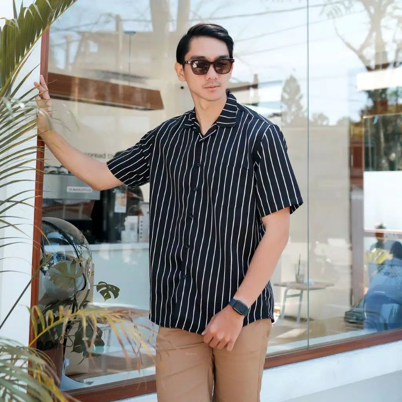 Kemeja Pria Motif Salur Strip / Kemeja Kasual Hem Keren