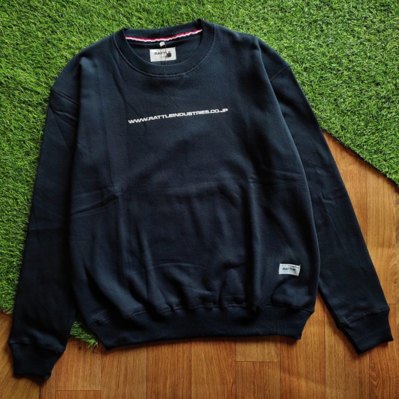TRIPLE XTREME - CREWNECK HITAM RATTLE - INDUSTRIES