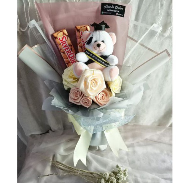 BUKET BUNGA SATIN UNTUK WISUDAWA