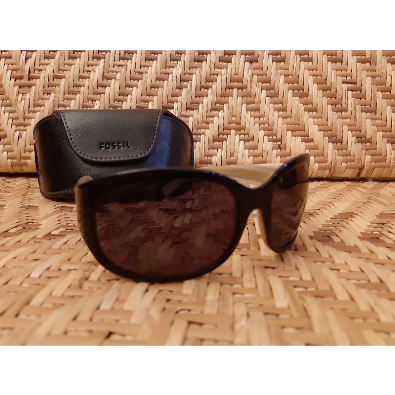Kacamata Hitam merk Fossil