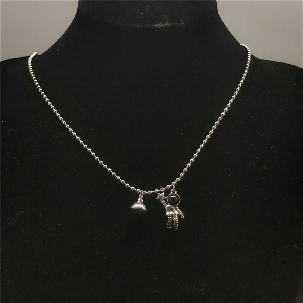 2pcs Kalung Rantai Choker Liontin Astronot Gaya Korea Untuk Pasangan