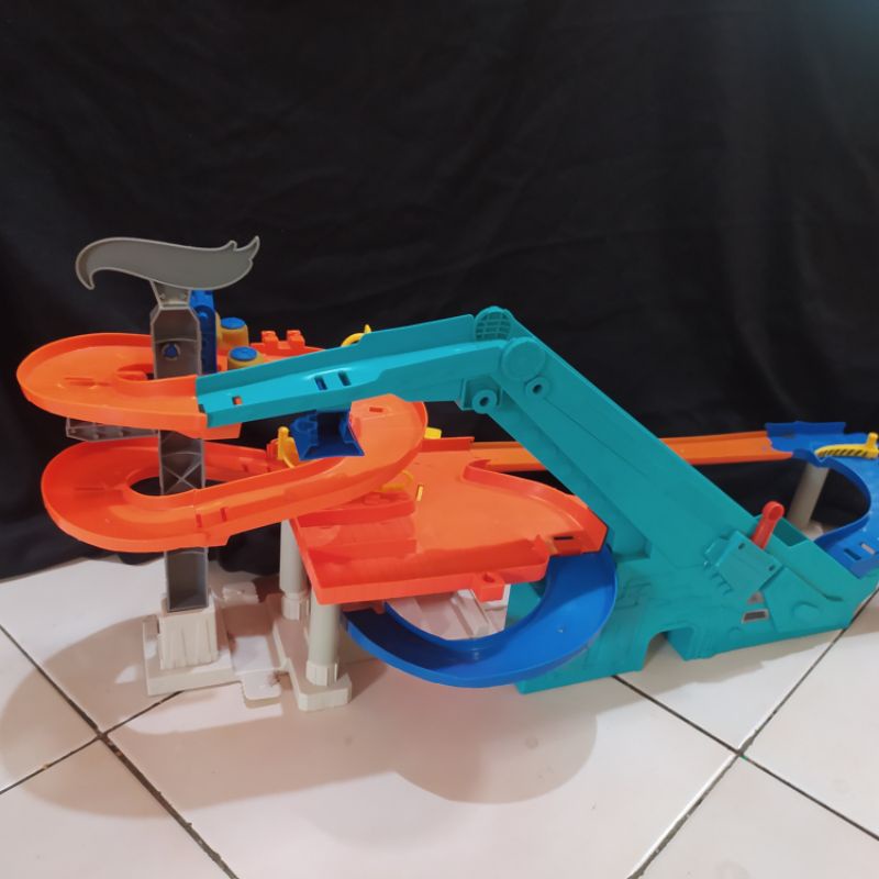 mainan track mobil hotwheel hot wheels hotwheels cars type BGJ18 ori