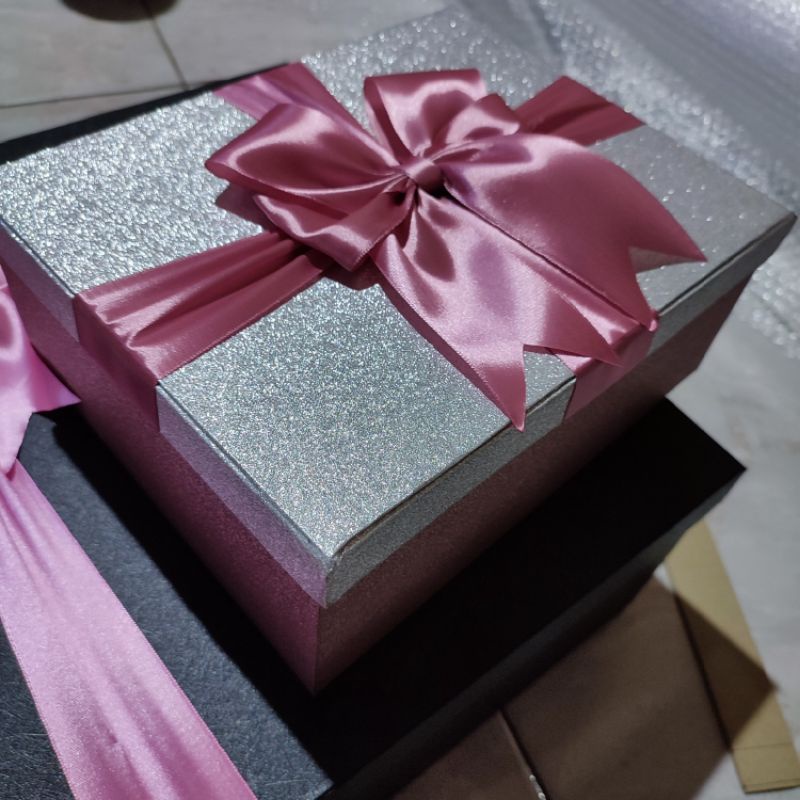 Kotak Hadiah Box Glitter Pink tutup Glitter Abu Muda