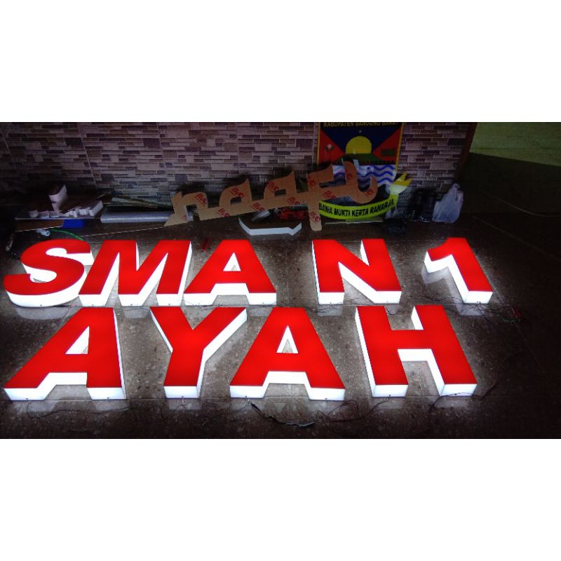 Huruf timbul akrilik plus lampu