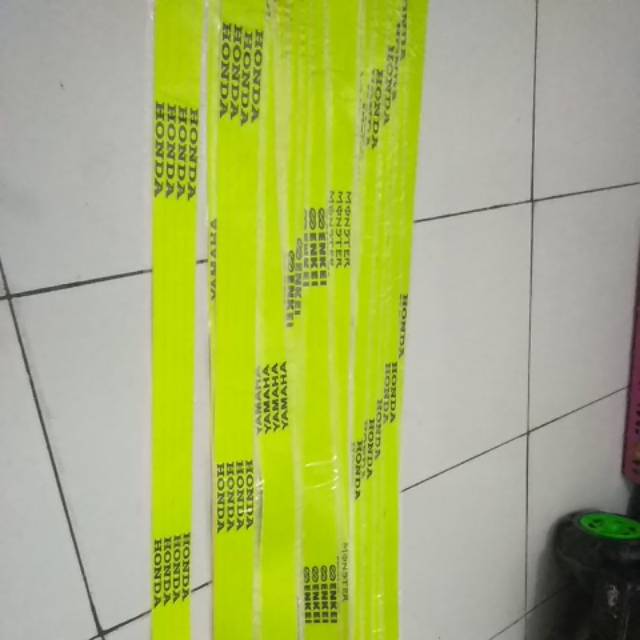 

Skotlet list velg panjang isi 4 warna KUNING STABILO yg ada tulisan nya