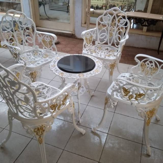 Meja taman dan kursi bahan granit variasi besi khas Tulungagung