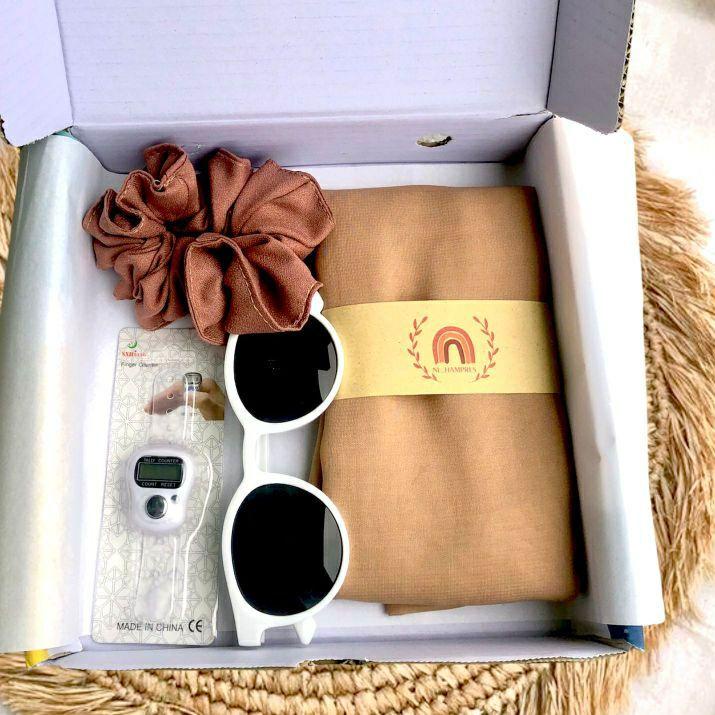 

-81 * Hampers Cewek hijab/kado ulang tahun lebaran dan wisuda !!
