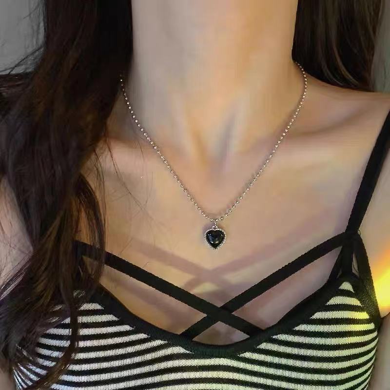 Kalung Rantai Klavikula Desain Hati Warna Hitam Bahan Titanium Steel Gaya Korea Untuk Wanita