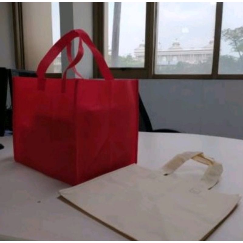 

Goodie bag box 32x27x26 - tas kain untuk box nasi - box kue -tas spunbond (Harga Eceran)