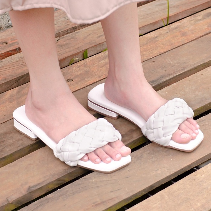 LAPEPA YUK - Sandal Wanita Teplek Selop ALEEA Sendal Slop Cewek Flat Slip On Tidak Licin Anti Slide Karet Jelly Sale Size 36 37 38 39 40 Sandal Perempuan Casual Warna WHITE Putih Premium Original Kekinian Terbaru Shoes ORI Mall Official Store