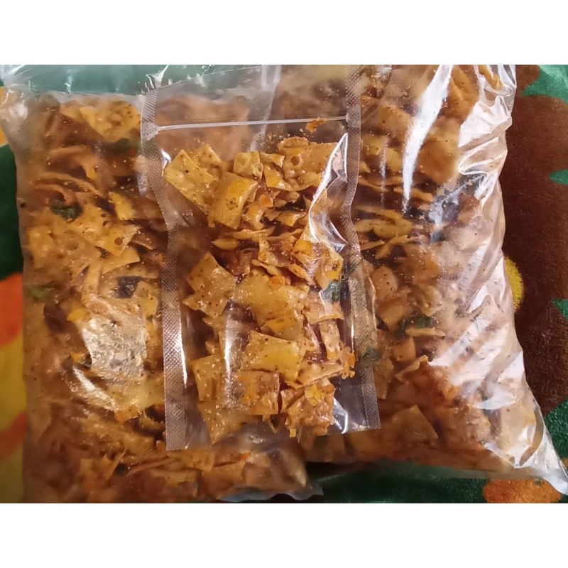 

keripik pangsit renyah/keripik orginal pedas ekstrapedas/cemilan pedas daun jeruk/pangsit khas tasikmalaya/jajanan snack kiloan/kulit pangsit /pangsit goreng kulit pangsit/keripik kerupuk gurih/keripik bawang250gram/500gramdan 1 kilogram