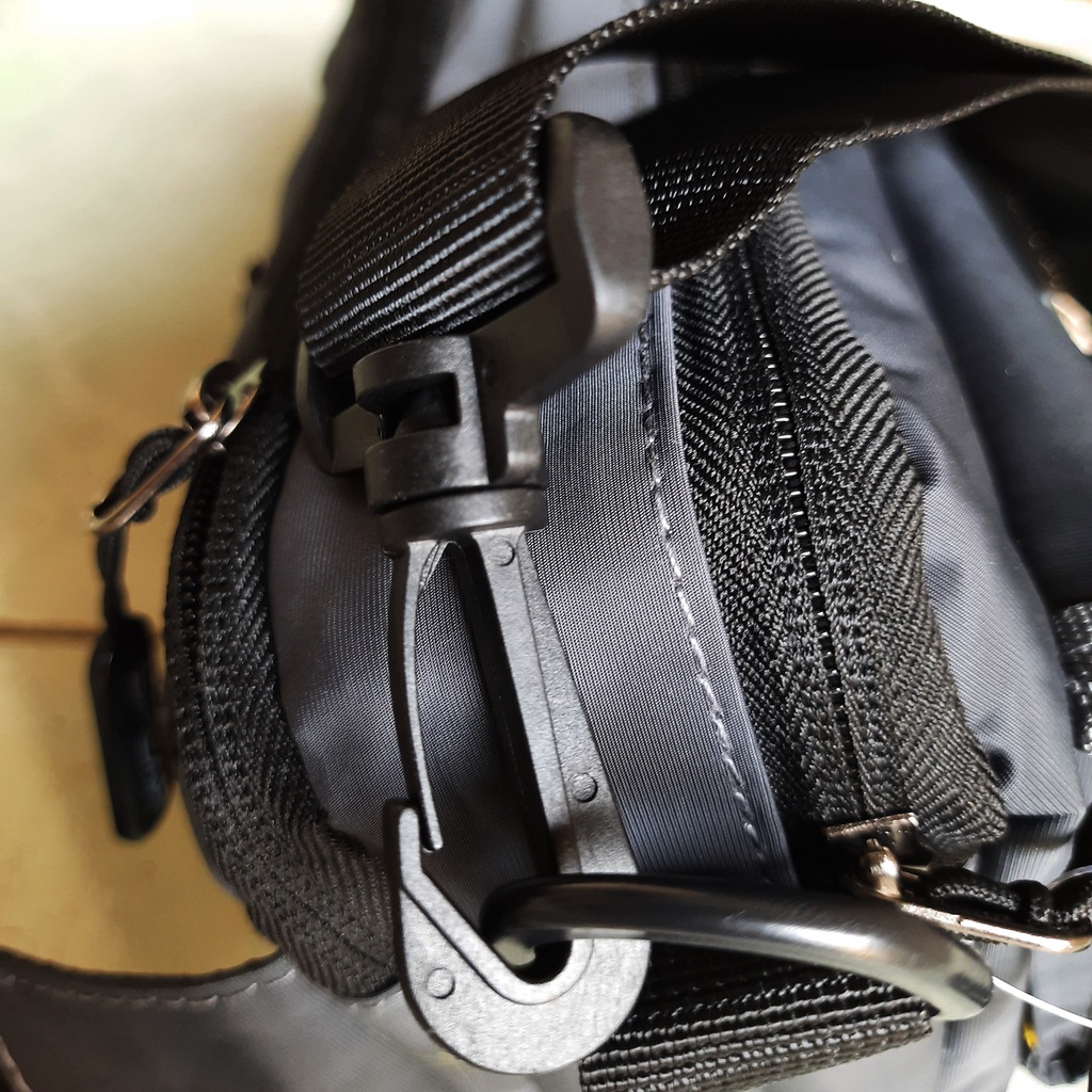 Tas Pinggang Waistbag dan Selempang Brand Spear USB Port Tas portable masa Kini