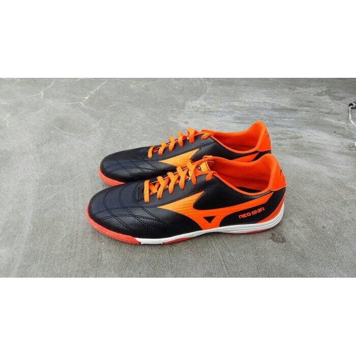 Flash Deal Sepatu Futsal Mizuno Hitam List Orange Olahraga - Sepak Bola Dan Futsal - Sepatu Bola -