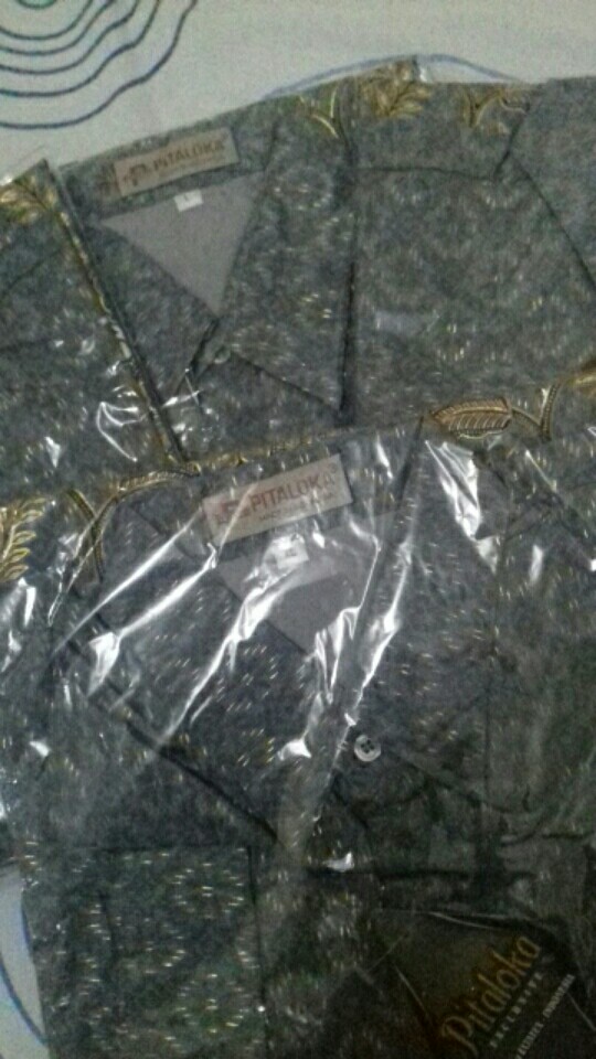 Kemeja Batik Pria Lengan Panjang Semi Sutra Prada