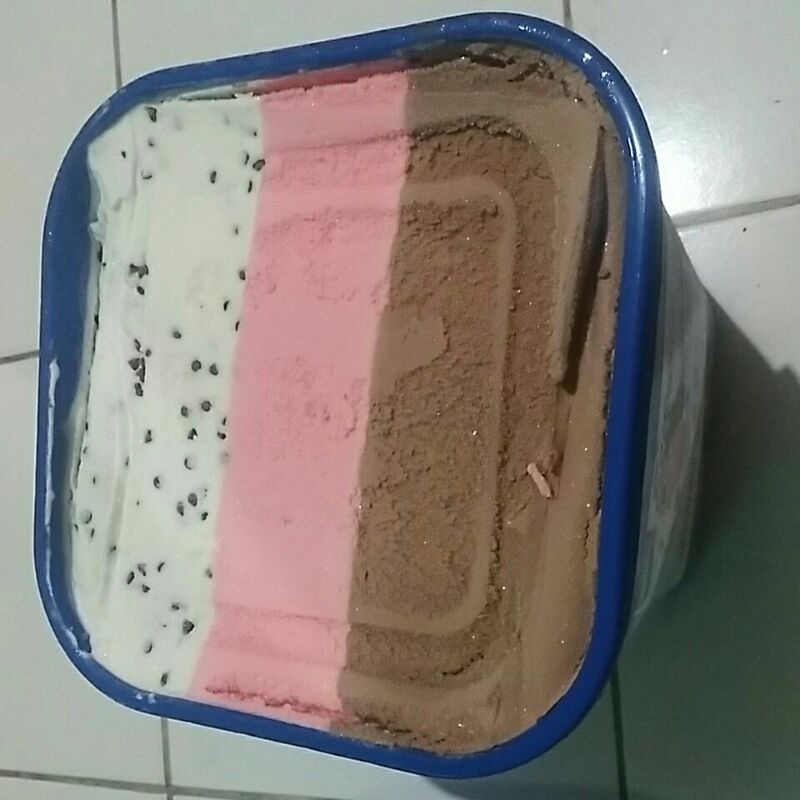 

es cream/krim ember espresia Indoeskrim 8liter 3 Rasa Coklat Vanila Strobery Dari Indofood Halal Dan bergizi Tinggi