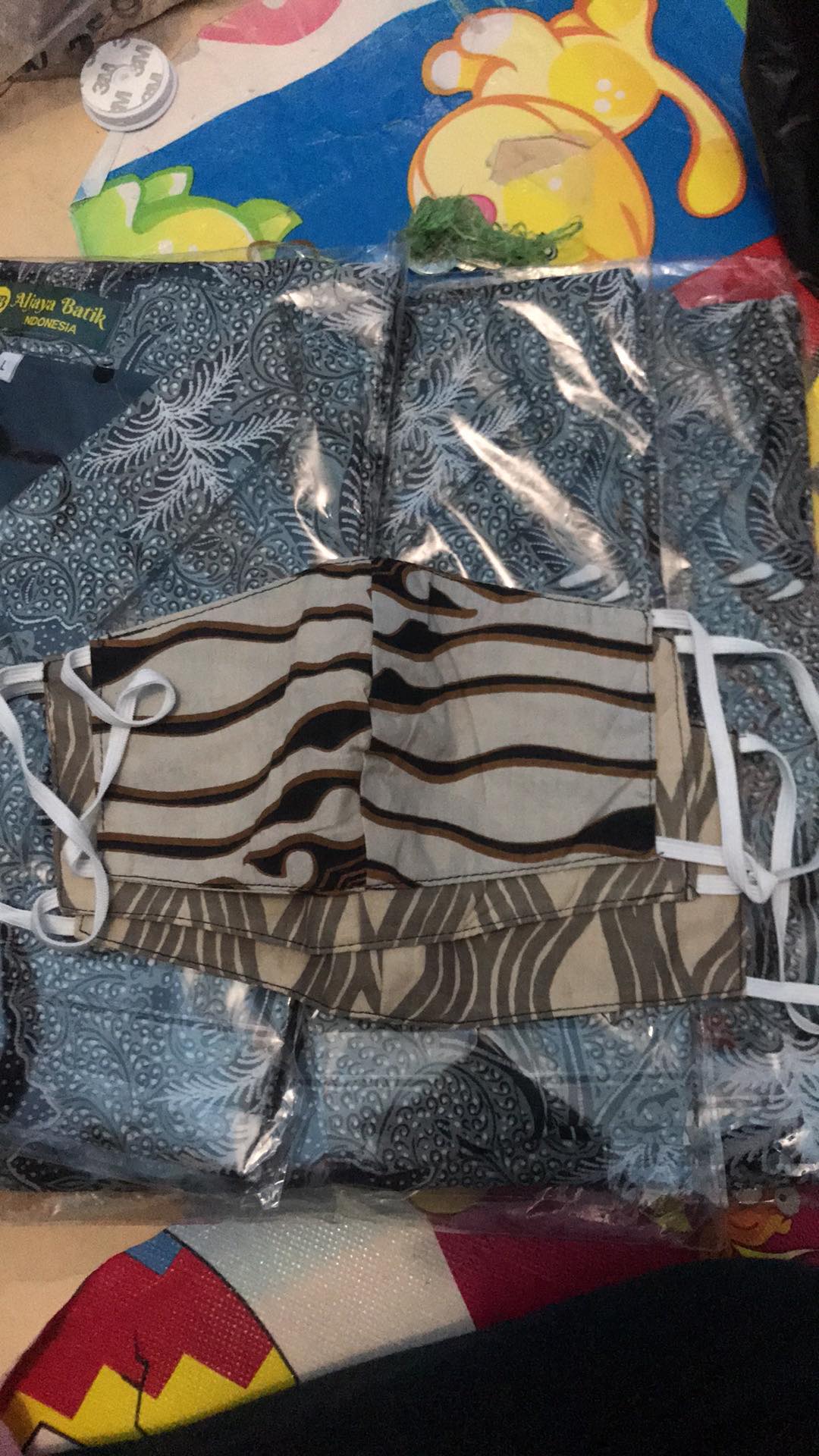 Abu Abu Mlungker Kemeja Batik Pria Lengan Panjang Berfuring