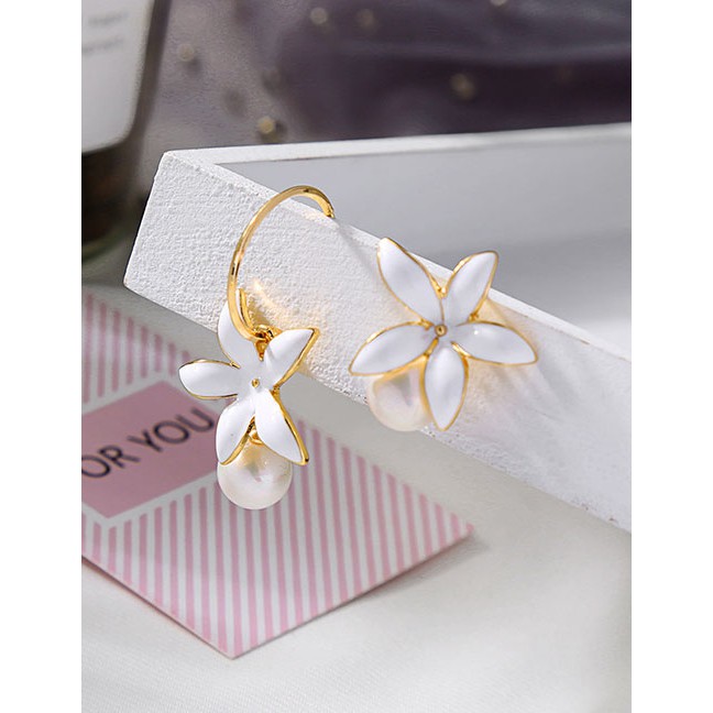 LRC Anting Tusuk Fashion Dripping Flower Pearl Asymmetric Earrings D63204