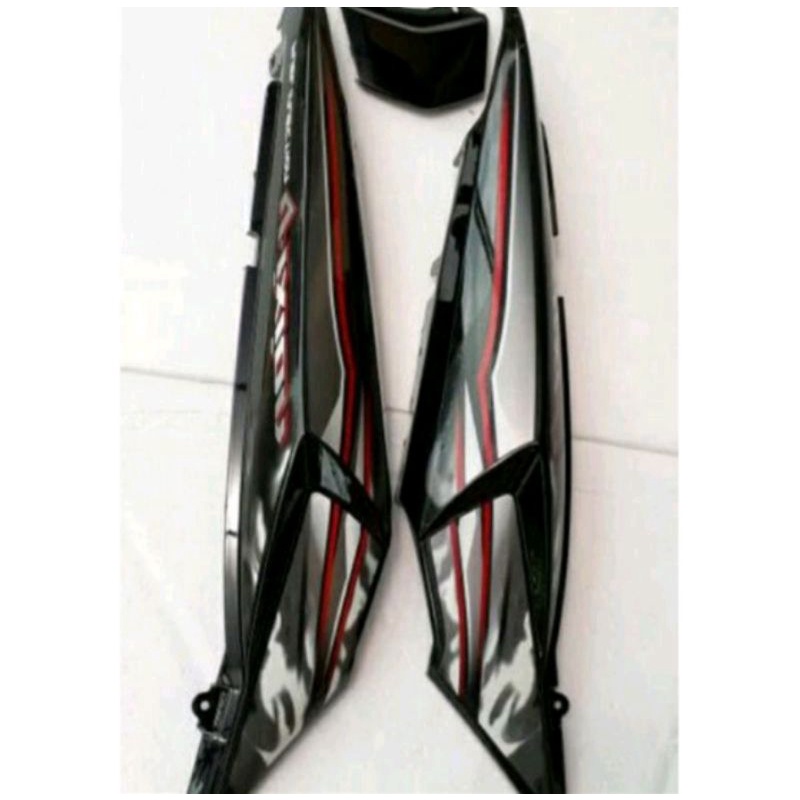 COVER BODY BELAKANG SAMPING VIXION LAMA OLD 2010-2012 HITAM BER STRIPPING
