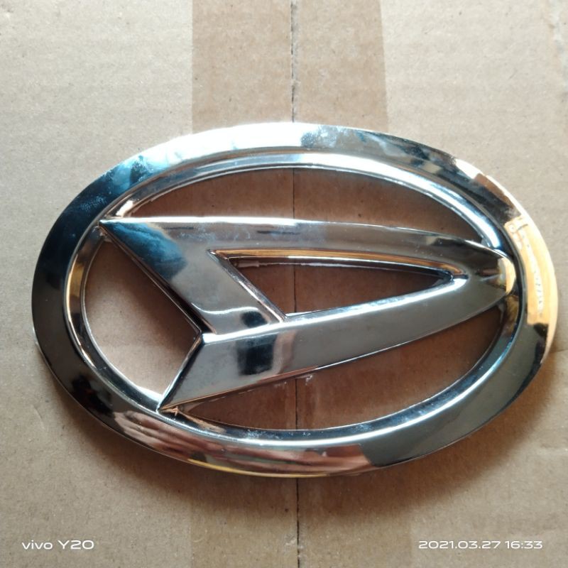 logo emblem D Daihatsu xenia bagian belakang