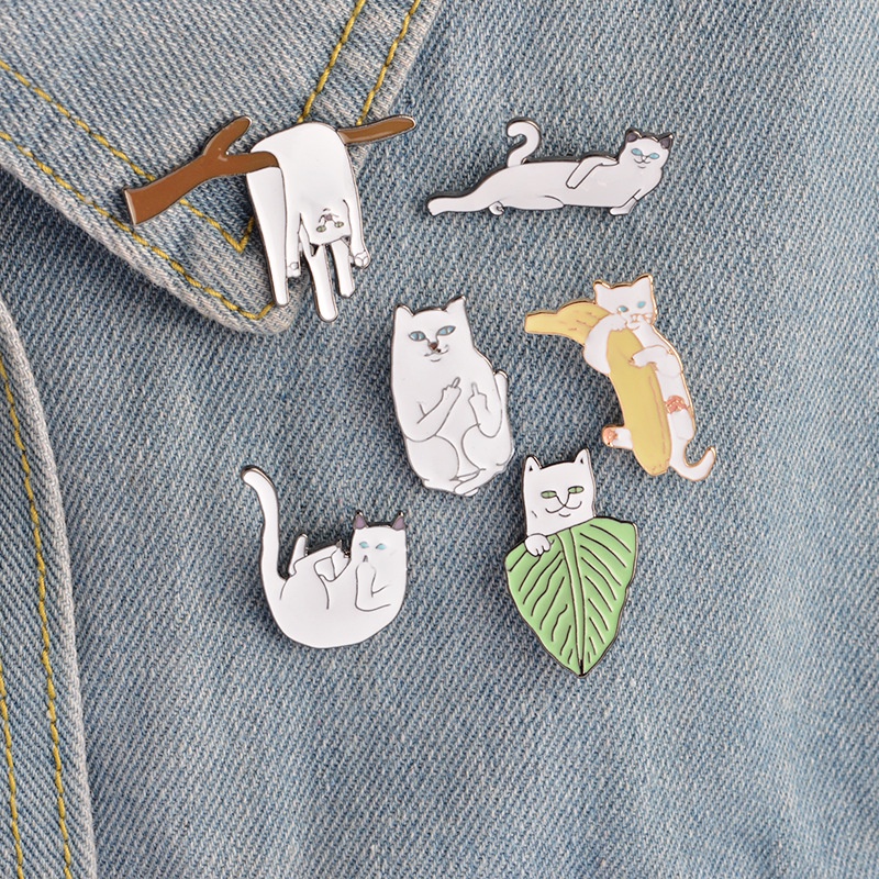 Bros Pin Enamel Desain Kartun Kucing Jari Tengah Warna Putih Untuk Kerah Kemeja