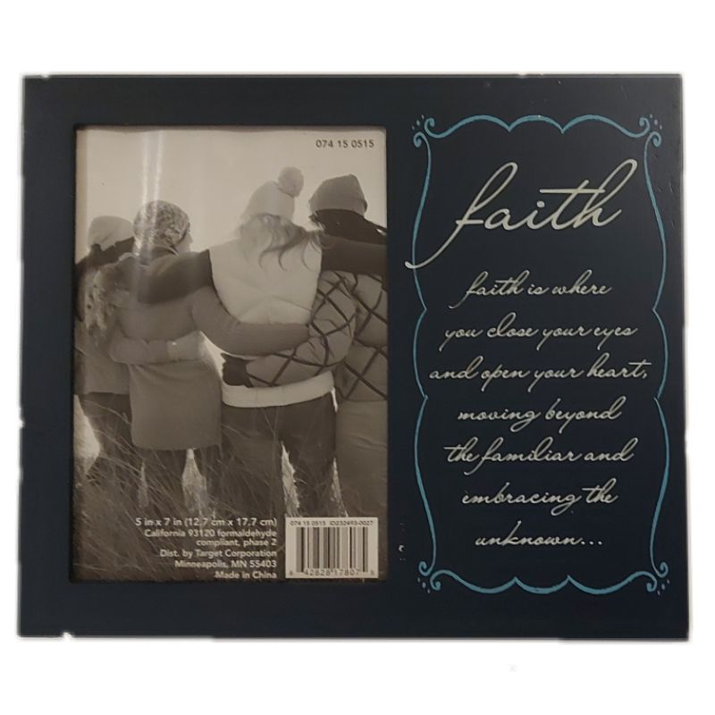 FRAME FOTO CANTIK BINGKAI HITAM FAITH IS WHERE YOU CLOSE YOUR EYES AND OPEN YOUR HEART 23.5x19.5x1.5 CM UKURAN FOTO 12.7 X 17.7 CM