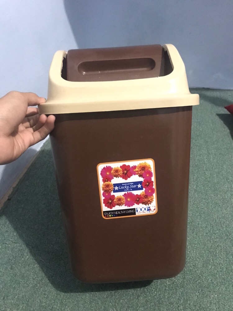 Tempat Sampah Tutup Goyang Square Coklat Lucky Star 15 Lt(368)