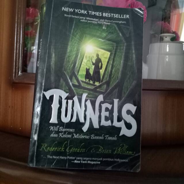 Preloved novel original TUNNELS