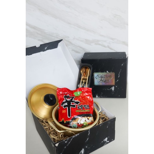 

Kado Unik / Kdrama Gift Box / Panci Korea Ramyun / Ramyeon / Hampers Korea / Kado Pacar