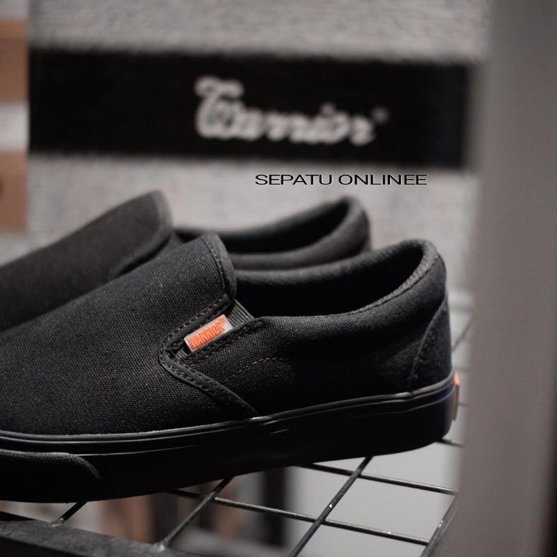 Warrior Arthur All Black Slip On sepatu warior fullblack
