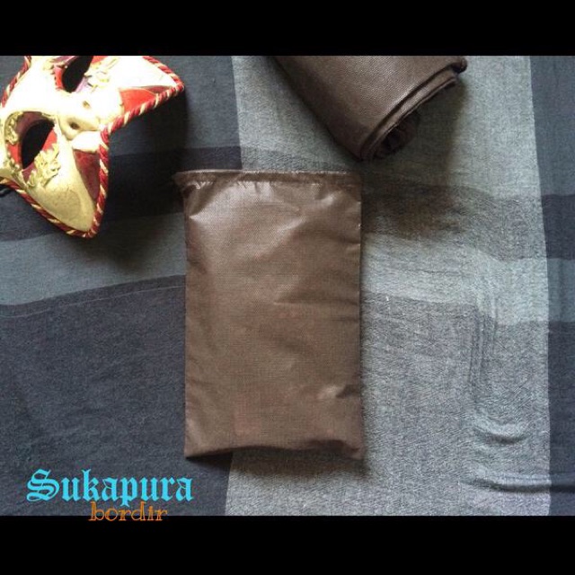 

Dustbag polos warna coklat tua 25x15cm,perlusin