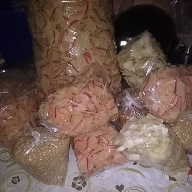 

Aneka kerupuk , oyek , gula jawa