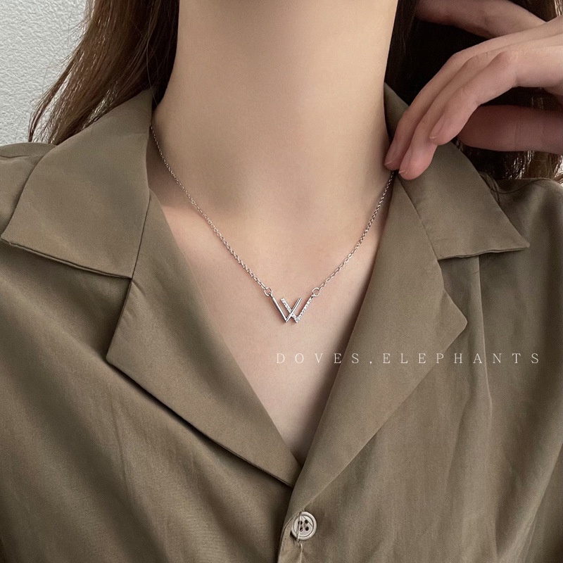 Gaya sederhana W huruf baja titanium kalung wanita in Trendi dingin temperamen kalung fashion merek