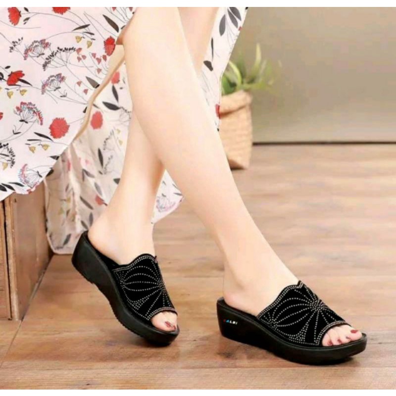 Sandal Wanita Calbi Terbaru Kekinian Sandal wanita terbaru wedges sandal pesta