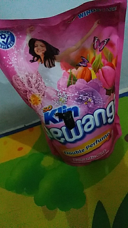 So Klin Pewangi Pakaian 1x Bilas 900ml Purple Night