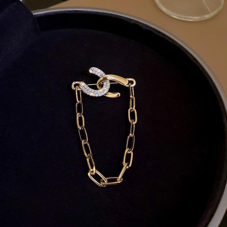Bros Pin Bentuk C Ganda Aksen Berlian Rantai Bahan Logam Gaya Punk Korea Anti Silau