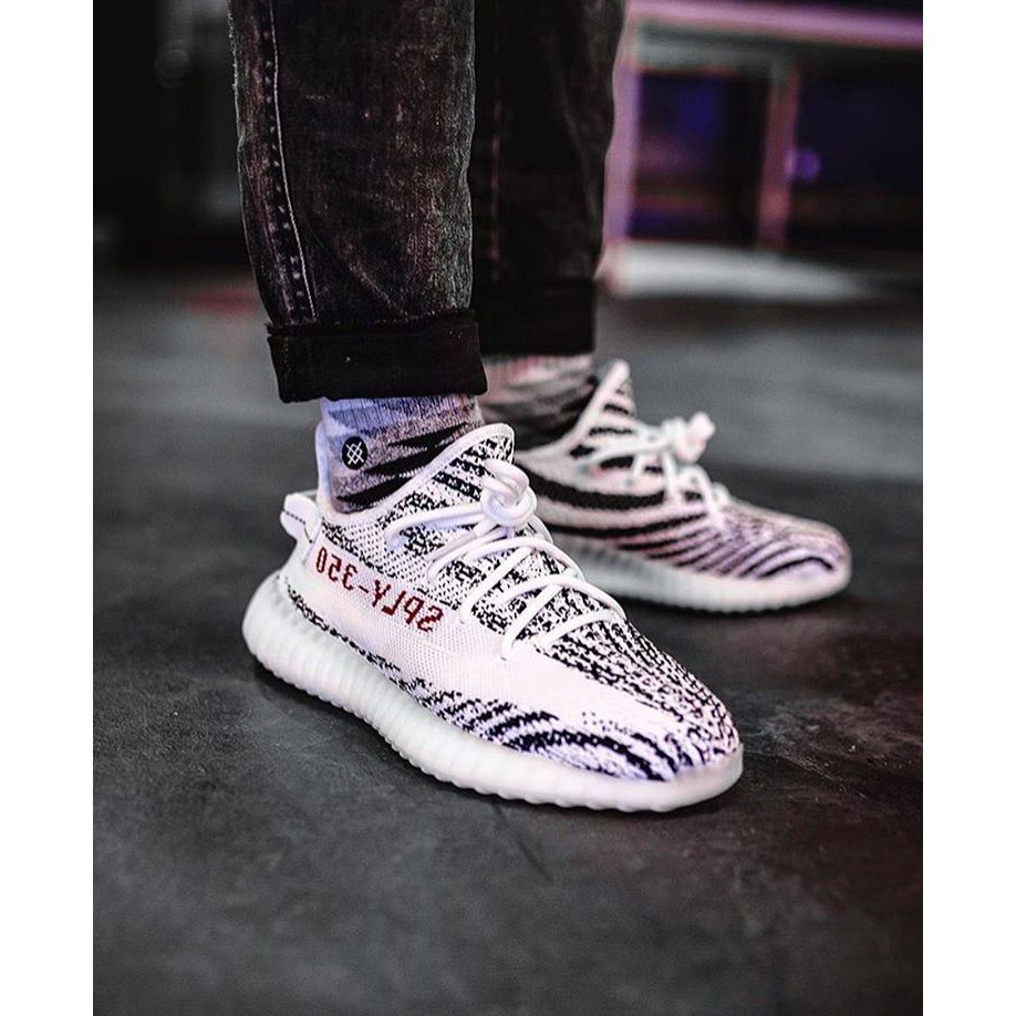 SEPATU SNEAKER ADIDAS YEEZY V2 WHITE PUTIH ZEBRA PREMIUM ORIGINAL VIETNAM COWOK CEWEK HANGOUT LARI