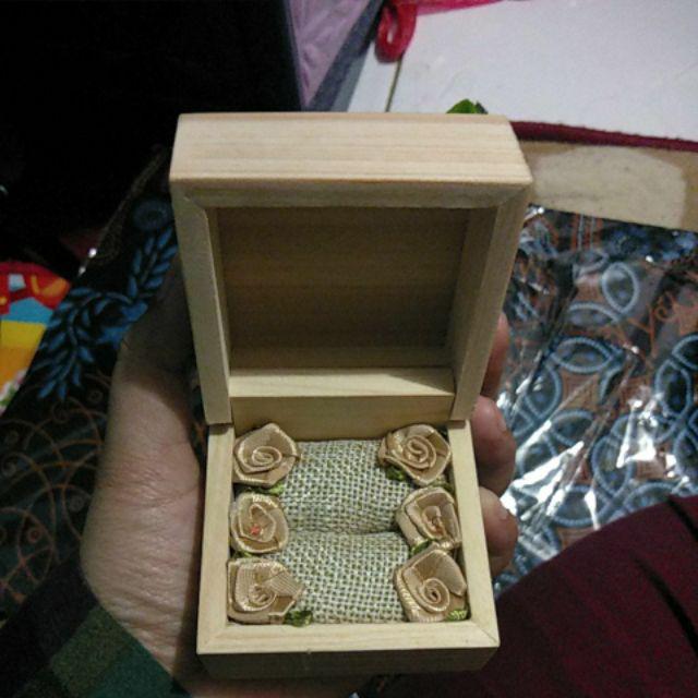 Kotak Perhiasan Cincin Kayu Rustic Ukuran 6x6x5cm