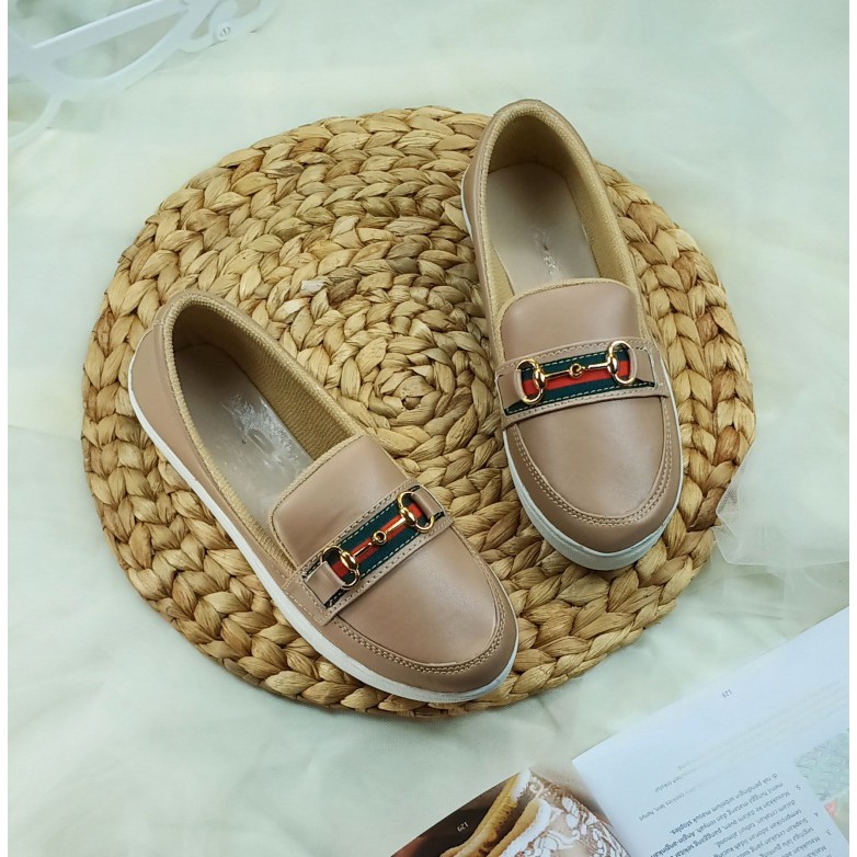 Sepatudari Karin Sepatu slip-on wanita kasual motif polos variasi cantik nyaman digunakan KR-SO0033