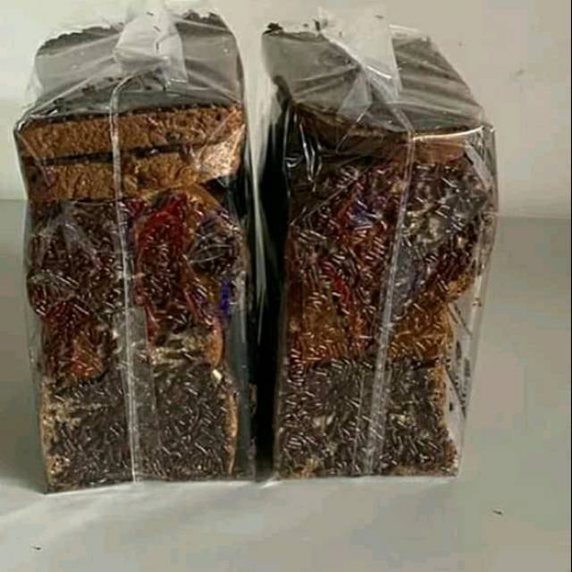 

Roti kering coklat. Cocok untuk ngemil atau oleh oleh. Rasa enak, manis dan crispy.